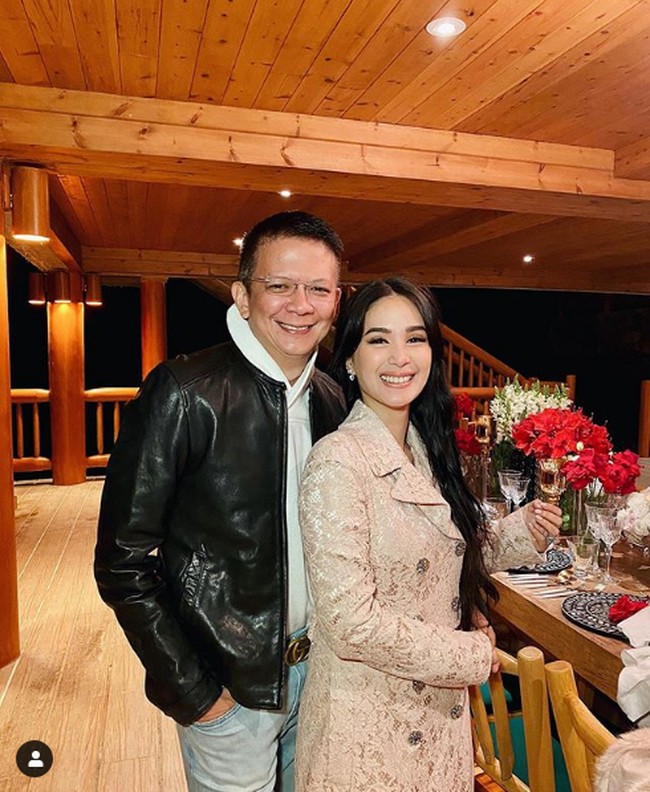 Tuduhan orangtuanya itu langsung dijawab oleh Heart Evangelista dan Francis Escudero. Heart terang-terangan membela Escudero. Dia membuat hidupku manis dan bahagia. Aku banyak tertawa saat bersamanya dan banyak belajar juga. Dia yang membuatku merasa bersalah saat membeli sesuatu yang terlalu mahal. Menurutku aku jadi lebih bisa menabung berkat dia, katanya. Foto: Instagram @ iamhearte