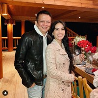 Tuduhan orangtuanya itu langsung dijawab oleh Heart Evangelista dan Francis Escudero. Heart terang-terangan membela Escudero. Dia membuat hidupku manis dan bahagia. Aku banyak tertawa saat bersamanya dan banyak belajar juga. Dia yang membuatku merasa bersalah saat membeli sesuatu yang terlalu mahal. Menurutku aku jadi lebih bisa menabung berkat dia, katanya. Foto: Instagram @ iamhearte