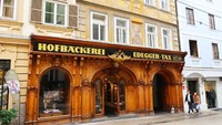  Bagian depan toko yang klasik, membuat Hofbäckerei Edegger-Tax jadi spot foto yang Instagrammable di Graz. Foto: Hofbäckerei Edegger-Tax
