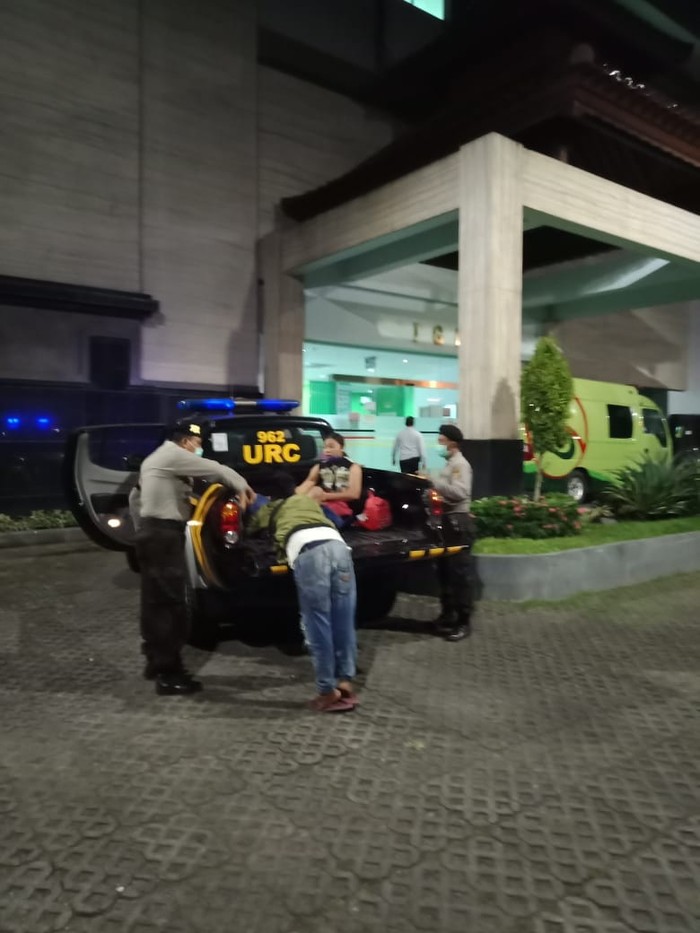 Seorang ibu di Gianyar, Bali, Sri Wenti Misa (22) melahirkan seorang bayi di atas mobil Patroli milik Polsek Blahbatuh, Gianyar. Bayi dan ibu melahirkan dengan selamat.