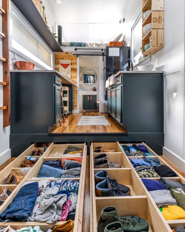 Nggak nyangka, ternyata ada laci di bawah lantai. Penghuni memanfaatkan bagian bawah lantai dapur sebagai tempat penyimpanan horizontal yang dapat diakses dari ruang sebelah yang lebih rendah. Kreatif! (Foto: Dok. Living Big in a Tiny House)