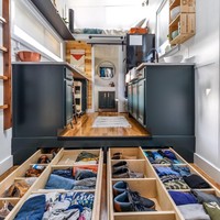 Nggak nyangka, ternyata ada laci di bawah lantai. Penghuni memanfaatkan bagian bawah lantai dapur sebagai tempat penyimpanan horizontal yang dapat diakses dari ruang sebelah yang lebih rendah. Kreatif! (Foto: Dok. Living Big in a Tiny House)