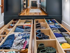 8 Ide Tak Terduga Bikin Lemari untuk Rumah Mungil, Kreatif Banget!