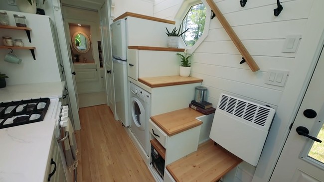 Di rumah ini, kolong susunan anak tangga dijadikan tempat kulkas dan mesin cuci.  (Foto: Dok. Living Big in a Tiny House)