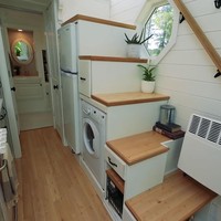 Di rumah ini, kolong susunan anak tangga dijadikan tempat kulkas dan mesin cuci.  (Foto: Dok. Living Big in a Tiny House)