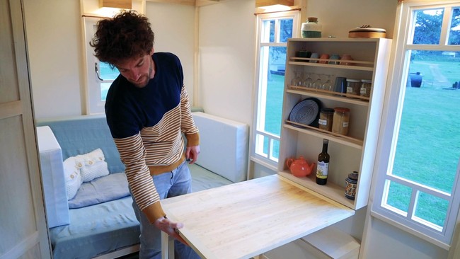 Tempat penyimpanan ini sangat unik. Jika dibuka tutupnya bisa berubah menjadi meja makan. (Foto: Dok. Living Big in a Tiny House)
