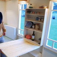 Tempat penyimpanan ini sangat unik. Jika dibuka tutupnya bisa berubah menjadi meja makan. (Foto: Dok. Living Big in a Tiny House)