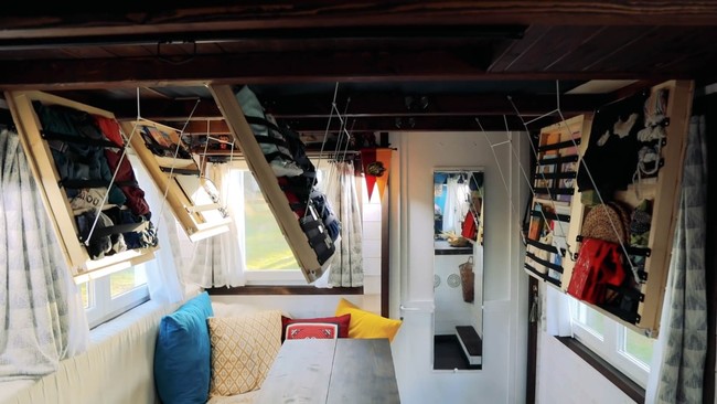 Lemari built-in di plafon juga bisa kamu terapkan di kamar yang mungil lho. Fungsinya bisa untuk menyimpan pakaian. (Foto: Dok. Living Big in a Tiny House)