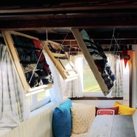 Lemari built-in di plafon juga bisa kamu terapkan di kamar yang mungil lho. Fungsinya bisa untuk menyimpan pakaian. (Foto: Dok. Living Big in a Tiny House)