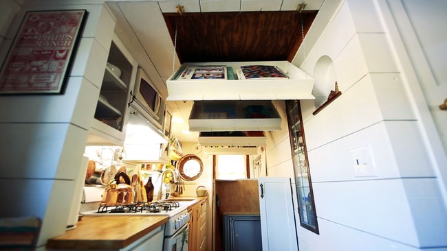 Ada lemari built-in di plafon dapur. Bisa untuk menyimpan buku resep dan buku-buku lainnya. (Foto: Dok. Living Big in a Tiny House)