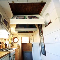 Ada lemari built-in di plafon dapur. Bisa untuk menyimpan buku resep dan buku-buku lainnya. (Foto: Dok. Living Big in a Tiny House)