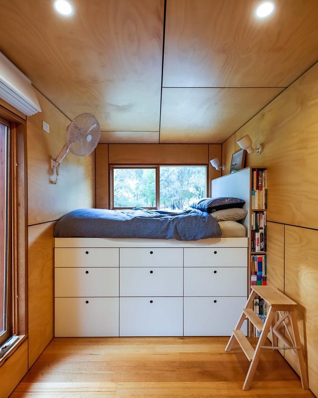 Daripada mubazir, bagian bawah tempat tidur bisa kamu jadikan susunan laci yang fungsional lho. (Foto: Dok. Living Big in a Tiny House)