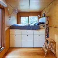 Daripada mubazir, bagian bawah tempat tidur bisa kamu jadikan susunan laci yang fungsional lho. (Foto: Dok. Living Big in a Tiny House)