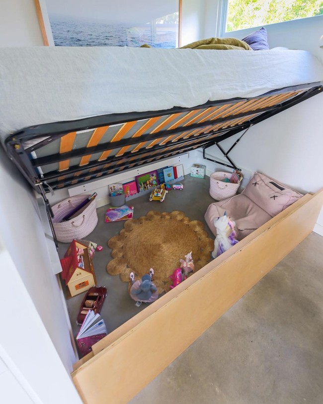 Bukan sekadar tempat penyimpanan mainan, bagian bawah kasur di kamar anak ini bahkan bisa menjadi sebuah tempat bermain. (Foto: Dok. Living Big in a Tiny House)