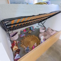 Bukan sekadar tempat penyimpanan mainan, bagian bawah kasur di kamar anak ini bahkan bisa menjadi sebuah tempat bermain. (Foto: Dok. Living Big in a Tiny House)