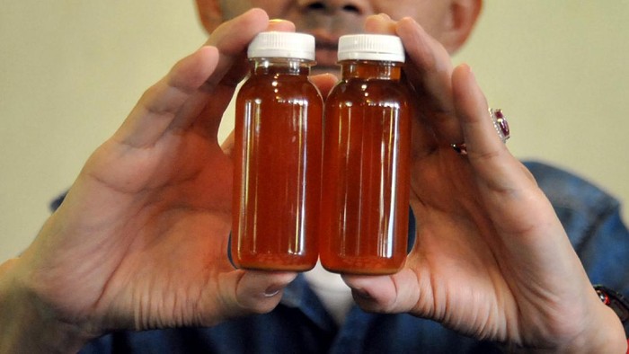 Ini Ramuan Herbal yang Diklaim Hadi Pranoto Bisa Cegah COVID-19 Hadi Pranoto menunjukkan ramuan herbal untuk antibodi COVID-19. Ramuan itu disebut mampu tingkatkan antibodi dalam mencegah penyebaran COVID-19.