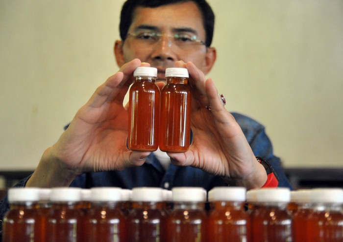 Ini Ramuan Herbal yang Diklaim Hadi Pranoto Bisa Cegah COVID-19 Hadi Pranoto menunjukkan ramuan herbal untuk antibodi COVID-19. Ramuan itu disebut mampu tingkatkan antibodi dalam mencegah penyebaran COVID-19.