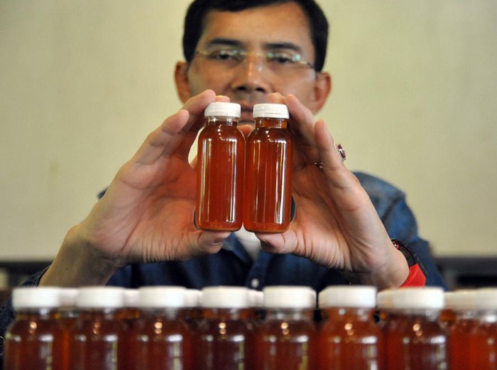 Hadi Pranoto menunjukkan ramuan herbal untuk antibodi COVID-19. Ramuan itu disebut mampu tingkatkan antibodi dalam mencegah penyebaran COVID-19.