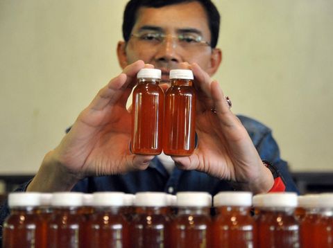 Hadi Pranoto menunjukkan ramuan herbal untuk antibodi COVID-19. Ramuan itu disebut mampu tingkatkan antibodi dalam mencegah penyebaran COVID-19.