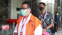 KPK menyebut Kepala Bapenda Kutai Timur Musyaffa menerima uang senilai Rp 4,8 miliar dari kontraktor terkait dengan sejumlah proyek di Kutai Timur.