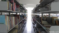 Warisan itu berupa bangunan perpustakaan yang dinamai Perpustakaan Ajip Rosidi. Di sana tersimpan rapi kurang lebih 40.000 koleksi buku fiksi dan nonfiksi. Di antaranya adalah koleksi buku dan bahan literatur Kebudayaan Sunda, yang mencuatkan nama Ajip sebagai salah seorang budayawan sejati.