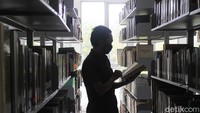 Di samping itu, ada juga buku-buku dalam bahasa Jepang, bahasa Belanda, bahasa Jawa, bahasa Bali, bahasa Lampung, bahasa Batak, bahasa Banjar dan lain-lain. Karya-karya sastra terjemahan dalam bahasa Inggris dari berbagai bahasa lain seperti Perancis, Jerman, Spanyol, Italia, Swedia, Cekoslowakia, Turki, Cina, India, Arab, Eslandia dan lain-lain juga cukup banyak.