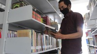 Di tengah pandemi COVID-19, Perpustakaan Ajip Rosidi tutup sementara. Ketika detikcom mengunjungi tempat itu belum lama ini, hanya ditemui Pengurus Yayasan Kebudayaan Rancage Dadan Sutisna dan sejumlah pria di pos keamanan.