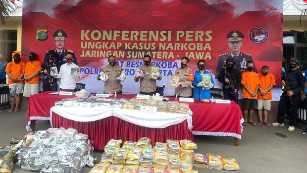 Kapolda Metro Jaya Irjen Nana Sudjana dalam rilis pengungkapan kasus ganja 160 kg yang dibungkus lembar LKS (dok. Istimewa)