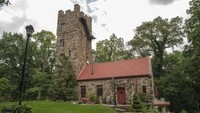 Ini adalah Helmer Castle, yang dinamai sesuai nama pemilik aslinya, Max Helmer. Helmer merupakan pemain biola yang eksentrik. Putranya juga seorang bankir kaya dari Jackson County abad ke-20.   