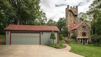 Kastil ini dibangun pada tahun 1927 oleh C. Jorgensen di 7300 Draper Road, Jackson, Michigan.  
