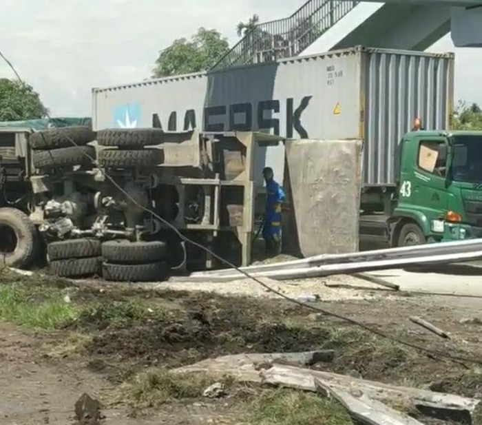 Kemacetan lalin akibat truk terguling di tol arah Tanjung Mulia Medan (dok. Istimewa)
