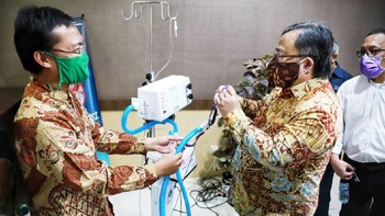 Menristek Bambang Brojonegoro sempat mencoba ventilator LIPI saat kunjungan ke Bandung (dok BKKP Kemenristek/BRIN)
