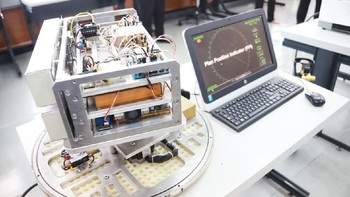 Rapid Diagnostic Test (RDT) Microchip dikembangkan oleh LIPI dengan UGM, ITB, dan UNAIR. Alat ini merupakan alat deteksi dini untuk kasus suspek, kasus konfirmasi, dan kontak erat dengan menggunakan sensor Surface Plasmon Resonance (SPR) (dok BKKP Kemenristek/BRIN)