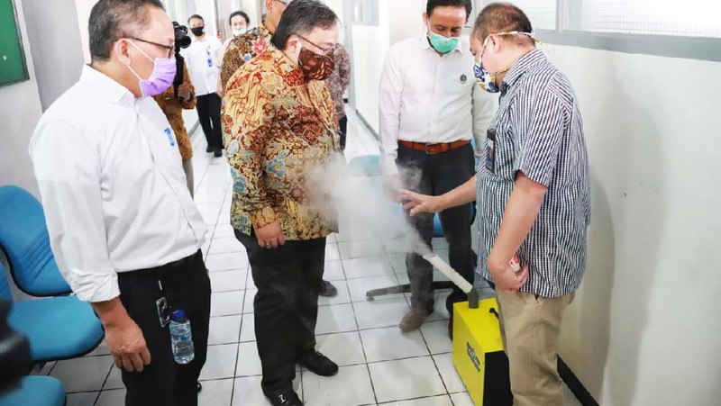 Kemenristek Inspeksi Teknologi Terbaru Lawan COVID-19 di Indonesia