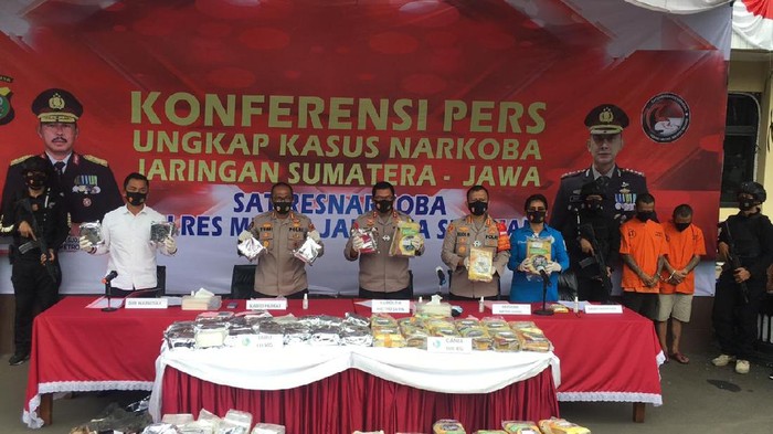 Konferensi Pers Kapolda Metro Jaya soal pengungkapan kasus sabu di Jaksel