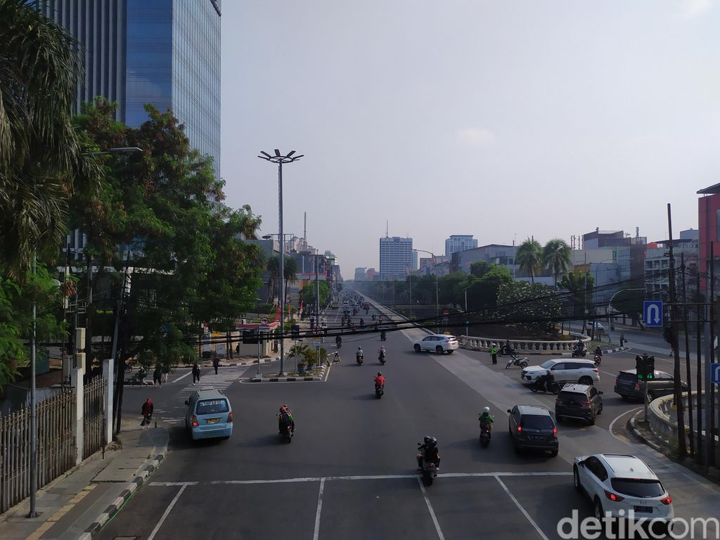 Lalu lintas Jl Gajah Mada, Jakarta Pusat, salah satu kawasan ganjil genap. (Jehan Nurhakim/detikcom)