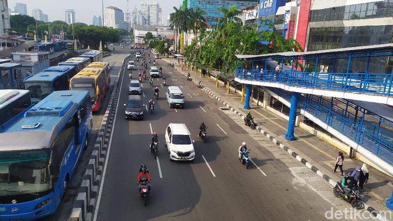 Lalu lintas Jl Gajah Mada, Jakarta Pusat, salah satu kawasan ganjil genap. (Jehan Nurhakim/detikcom) Lalu lintas Jl Gajah Mada, Jakarta Pusat, salah satu kawasan ganjil genap. (Jehan Nurhakim/detikcom)