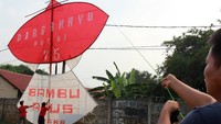 Sejumlah warga bersiap mendirikan layang-layang raksasa merah putih usai selesai dibuat di Pamulang, Tangerang Selatan, Banten, Senin (3/8/2020).
