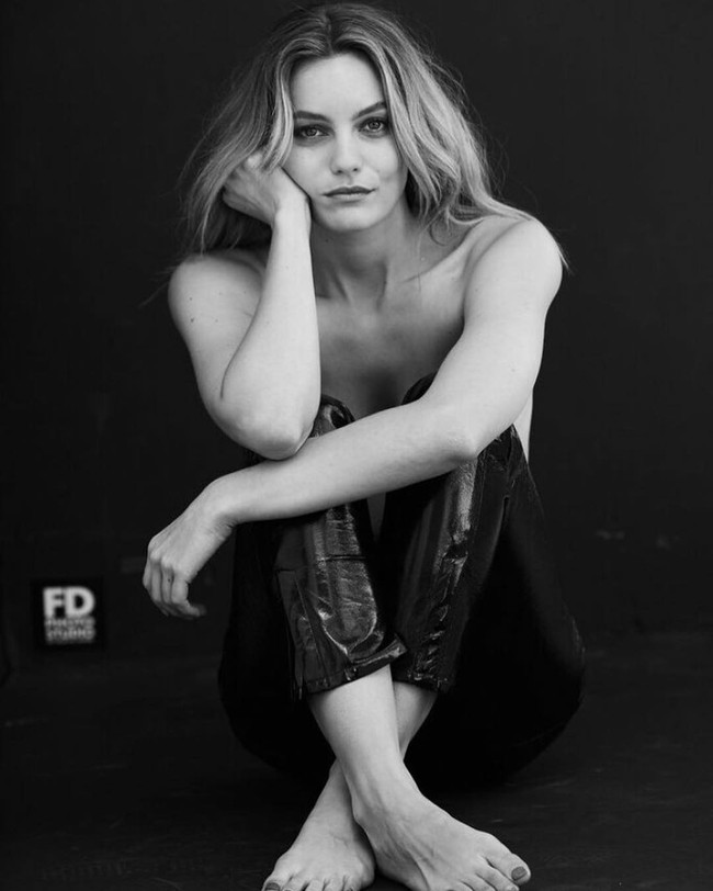 Leila George pun mengenyam pendidikan di bidang seni. Pada 2010, dia masuk Arts Educational Schools di London. Setahun kemudian pindah ke Australia untuk melanjutkan sekolah di Sydney Film School. Pada 2012, bertolak ke New York City dan melanjutkan studi di Lee Starsberg Institute. Foto: Instagram