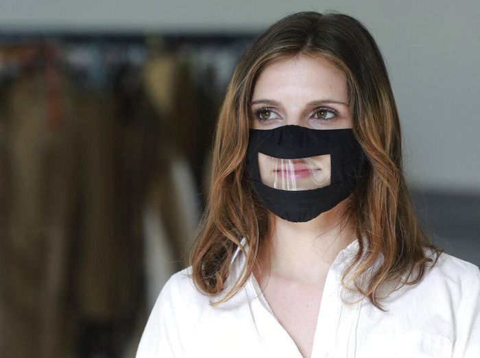 Masker Tembus Pandang untuk Orang Berkebutuhan Khusus Terapis di Afsel membuat masker tembus pandang. Masker itu dibuat untuk bantu saudaranya yang berkebutuhan khusus agar dapat berkomunikasi saat kenakan masker.