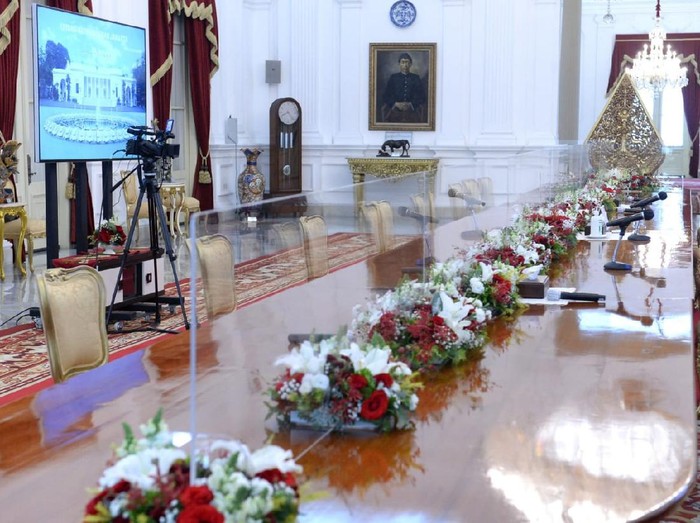 Meja oval di Istana Merdeka, diberi pembatas.