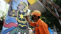 Petugas Prasarana dan Sarana Umum (PPSU) atau yang lebih dikenal sebagai Pasukan Oranye selain bertugas membersihkan lingkungan, ternyata juga memiliki keahlian menggambar.