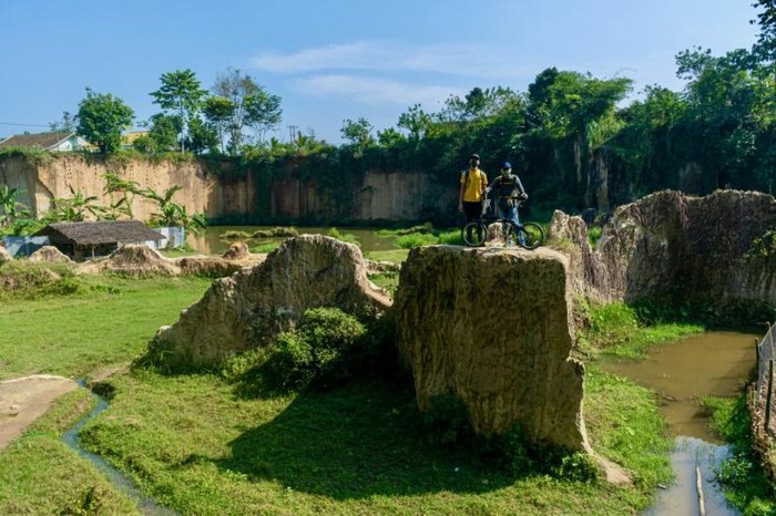 Mencari Godzilla di Tebing Koja Tangerang
