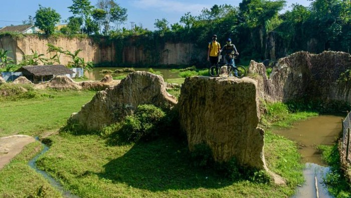 Mencari Godzilla di Tebing Koja Tangerang Mencari Godzilla di Tebing Koja Tangerang