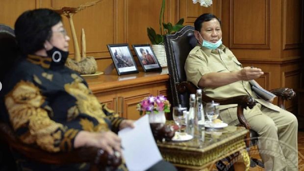 Menteri Pertahanan Republik Indonesia Prabowo Subianto, Senin (3/8) didampingi Wakil Menhan RI Sakti Wahyu Trenggono, melaksanakan pertemuan dengan Menteri Lingkungan Hidup dan Kehutanan Siti Nurbaya Bakar di Kantor Kementerian Lingkungan Hidup dan Kehutanan, Senayan, Jakarta. (Dok: kemhanri's profile picture kemhanri)