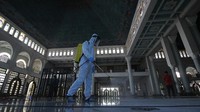Dalam pelaksanaan shalat Idul Adha aturan tersebut diantaranya, penyemprotan cairan disinfektan sebelum pelaksanaan shalat di area masjid.