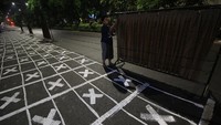 Menyiapkan petugas untuk penerapan protokol kesehatan dan membatasi jarak antar jamaah minimal satu meter.