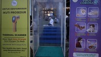 Pengecekan suhu tubuh, penyemprotan cairan penyanitasi tangan serta penggunaan masker bagi jamaah yang akan memasuki masjid juga dilakukan.
