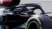Lewis Hamilton, menjuarai F1 GP Inggris, meski ban depannya pecah di lap terakhir. Will Oliver/Pool via AP.