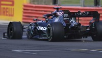 Tampak Hamilton melaju di lap terakhir dengan ban depan yang pecah. Ben Stansall/Pool via AP.
